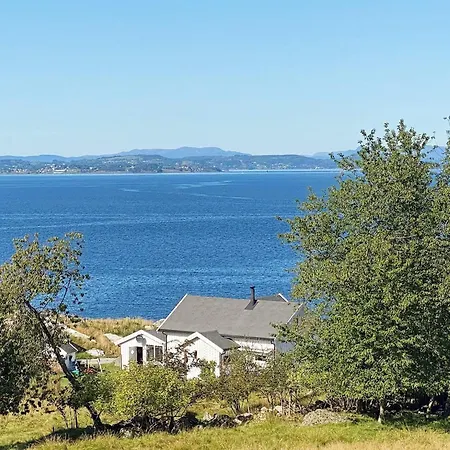 8 Person In Tau